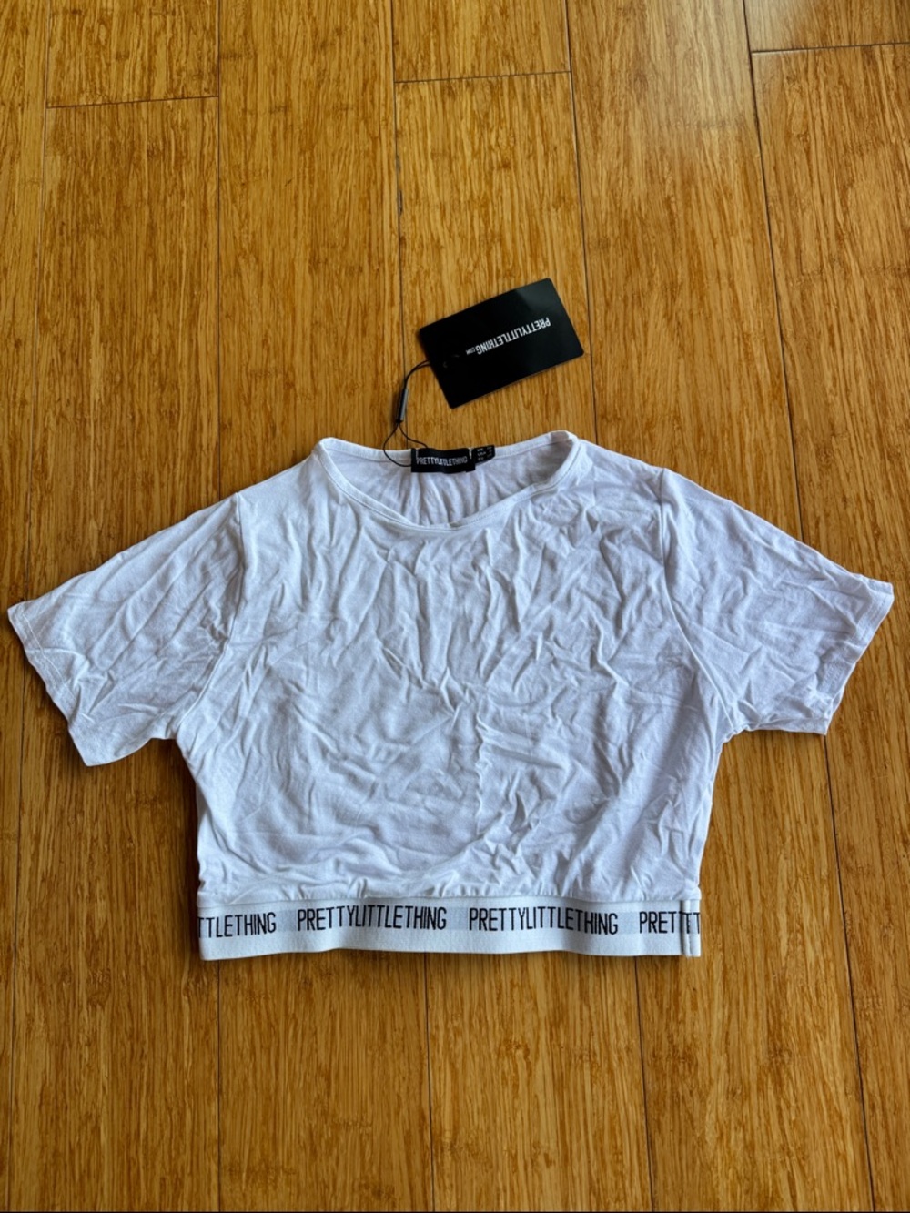 PrettyLittleThing White Cropped Logo Hem Tee